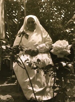 Fotografía de la Madre en el jardín del Hospital.