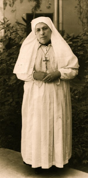 Fotografía de la Santa en su hábito de religiosa.
