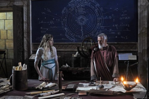Bárbara en la escuela de astronomía del maestro Policarpo (Luciano Virgilio).