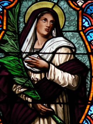 Detalle de Santa Eugenia en una vidriera decimonónica. Iglesia de Notre Dame de l'Assomption, Chatou (Francia).