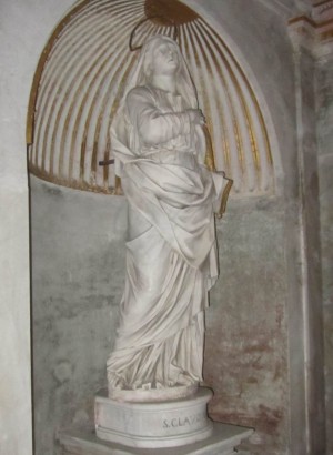 Estatua de Santa Claudia, obra de G. Peroni. Basilica de los Doce Apóstoles, Roma (Italia). Fotografía: Alvaro de Alvariis.