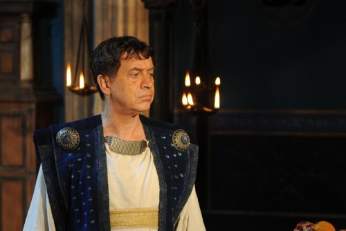 El actor italiamo Massimo Wertmuller interpreta a Dióscoro, padre de Bárbara.