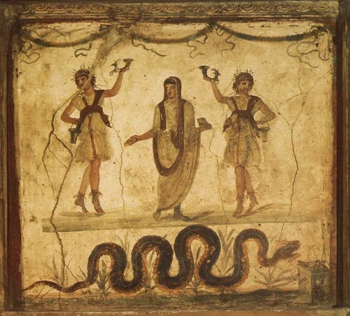 Vista de un lararium -altar doméstico romano- conservado en Pompeya. La serpiente Pitón aparece como emblema de protectora del hogar junto a los Lares, los dioses domésticos.