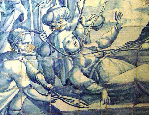 Detalle del martirio de la Santa. La filacteria que sale de su voca dice: "Ayúdame, Dios, en mi tormento". Cerámica devocional en Lisboa (Portugal).