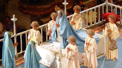 Vista de la representación del Misteri: la Virgen María en oración sobre su lecho de muerte, rodeada de ángeles y frente a las otras dos Marías.