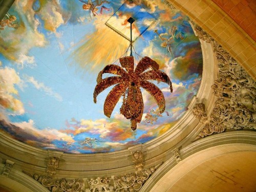 Momento de la representación del Misteri: el ángel del Señor desciende de las alturas -el techo de la Basílica- en la tramoya o "magrana celestial" para llevarse a la Virgen al cielo.