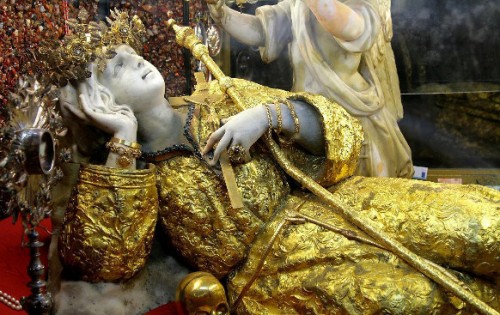 Imagen reclinada de la Santa venerada en su Santuario de la gruta del monte Pellegrino, Palermo (Italia).