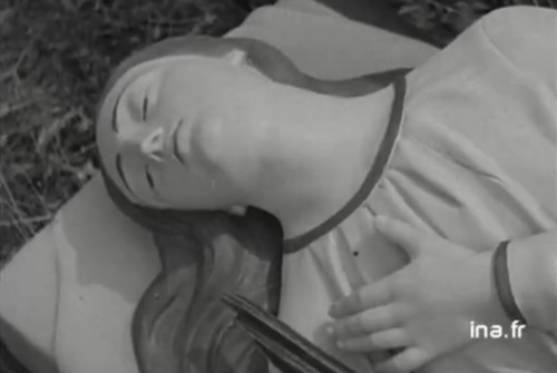 Detalle del rostro de la imagen yacente que representa a la Santa, sacada en procesión en Tipasa, años 50.