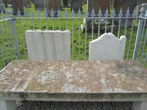 Vista de la tumba de los Mártires de Wigtown, Escocia. La lápida grande rectangular corresponde a Margaret Wilson, y la blanca pequeña a la derecha, a Margaret McLachlan.