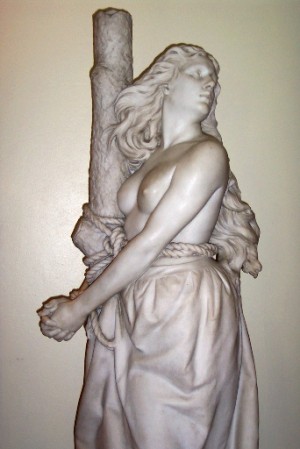 Escultura de Margaret Wilson, obra de Charles Bell Birch (1898). Knox College, Universidad de Toronto (Canadá).