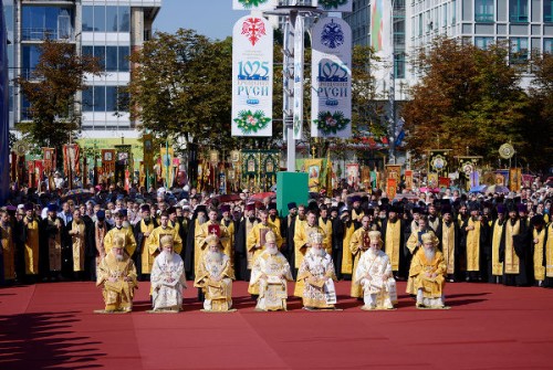 Concelebración de Patriarcas Ortodoxos con motivo del 1025 aniversario de la cristianización de la Rus’. Preside el patriarca de Jerusalén.