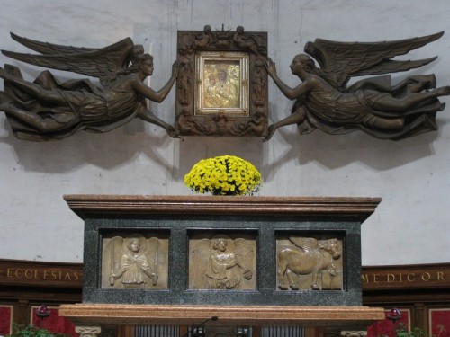 Sarcófago de mármol que se encuentra en la Basílica de Santa Justina de Padua, dentro de la cual está la caja de plomo con los restos del evangelista.