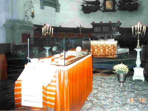Apertura de la caja de plomo el día 17 de septiembre del año 1998 y exposición posterior de las reliquias.