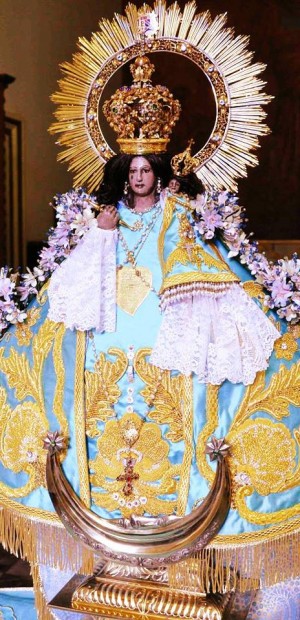 Imagen de Nuestra Señora de Talpa revestida de adornos.