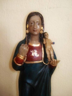 Detalle del busto de la imagen sin adornos.