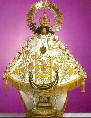 Vista de la imagen completa y vestida de Nuestra Señora del Rosario de Talpa, México.