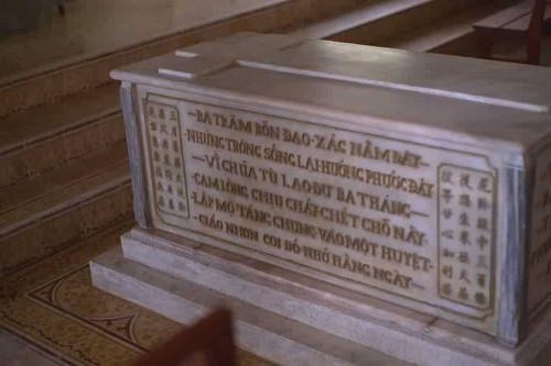 Tumba de varios santos mártires en el Santuario de Ba Ria.