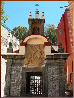 Capilla del pozo de San Miguel donde según la leyenda le ordeno cavar a Diego Lázaro para que al salir el agua la diera a los enfermos.
