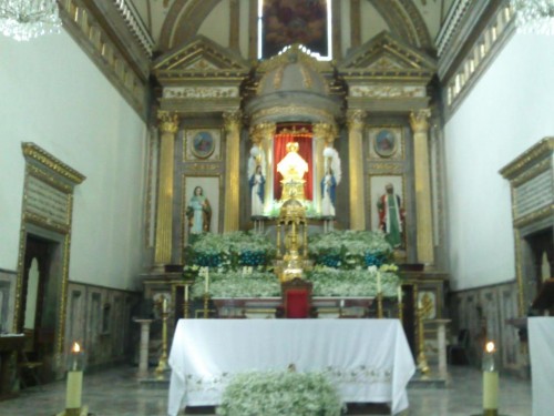 Vista del altar mayor, en el interior de la Basílica de Talpa, México.