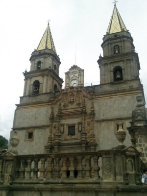 Vista de la fachada de la Basílica de Talpa, México, donde se venera la sagrada imagen.
