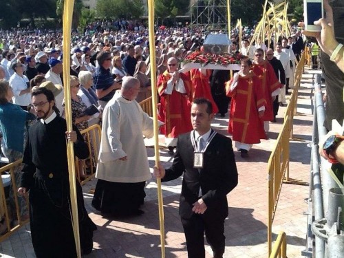 Procesión con las reliquias de los beatos mártires en la magna beatificación de Tarragona del 13 de octubre de 2013.