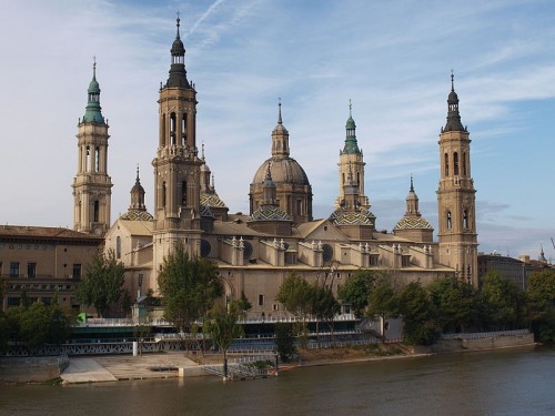 Basílica del Pilar junto al Ebro, Zaragoza (España).