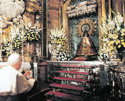 El Beato Juan Pablo II rezando a la Virgen del Pilar.