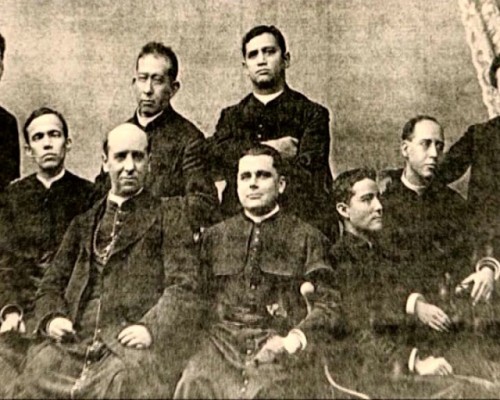 Fotografía del Santo ordenado de sacerdote. En primera fila y a la izquierda, el arzobispo de Guadalajara José de Jesús Ortiz.