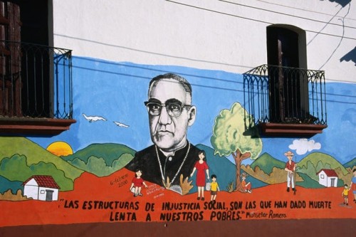 Mural del Siervo de Dios en una calle de El Salvador con una cita suya: "Las estructuras de injusticia social son las que han dado muerte lenta a nuestros pobres".