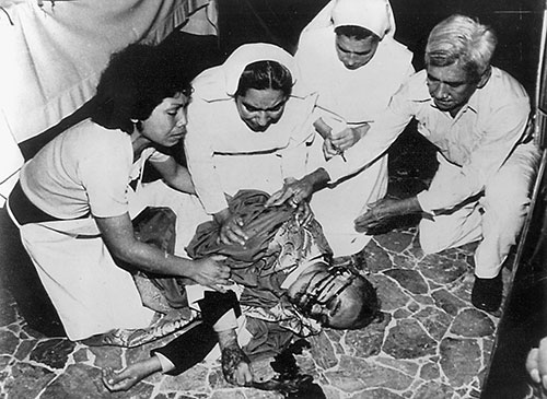 Fieles en torno al cadáver del Siervo de Dios tras su martirio.