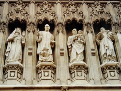 Detalle de la galería de mártires del siglo XX en la abadía de Westminster, Londres (Reino Unido). De izqda a dcha: Santa Isabel Feodorovna, Marthin Luther King, el Siervo de Dios Óscar Romero y Dietrich Bonhöeffer.