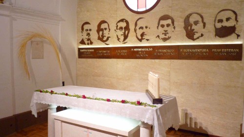 Capilla donde están enterrados los seis beatos mártires. En la pared se ve la placa que cubre el sepulcro del Beato Santos Álvaro Cejudo.