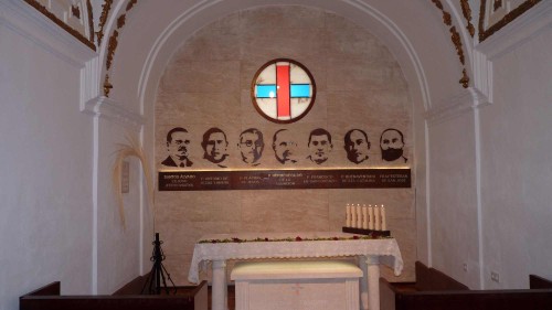 Capilla donde están enterrados los seis beatos mártires. En la pared se ve la placa que cubre el sepulcro del Beato Santos Álvaro Cejudo.