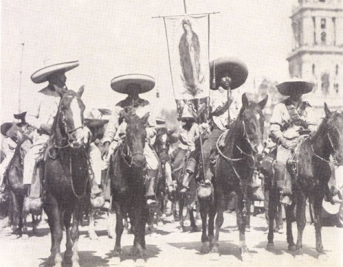 Ejército zapatista entrando a la ciudad de México con el estandarte de la Virgen de Guadalupe.