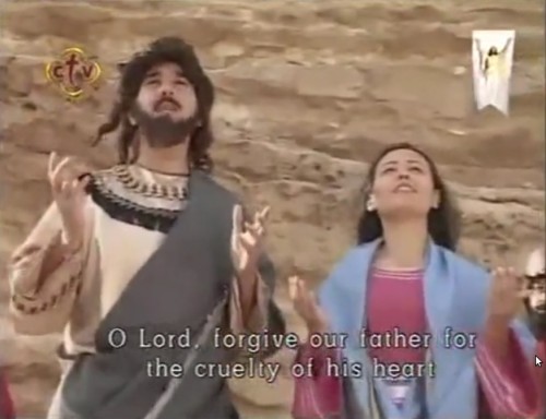 Escena del martirio en la película copta: antes de recibir el golpe mortal, los hermanos perdonan a su padre e imploran misericordia para él.