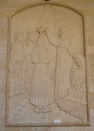 San Mateo bautiza a Sara en presencia de su hermano Behnam. Relieve en el monasterio de San Mateo, Dayr Mar Matti (Irak).