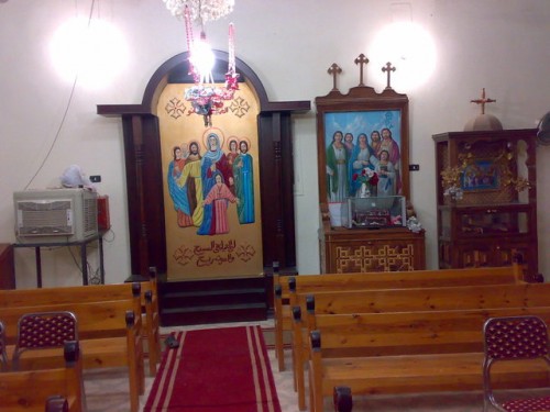 Vista de las reliquias de los Santos, en un cilindro bajo el altar a mano derecha. Iglesia de San Miguel, Bakmola (Egipto).