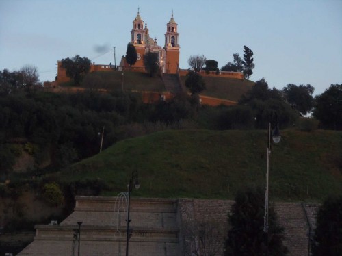 Vista del Santuario Mariano sobre la pirámide del Tlachihualtepetl. Cholula, México.