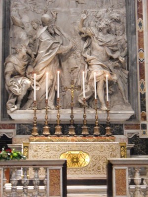 Vista del altar-sepulcro donde yacen los restos del Santo. Basílica de San Pedro del Vaticano, Roma (Italia).