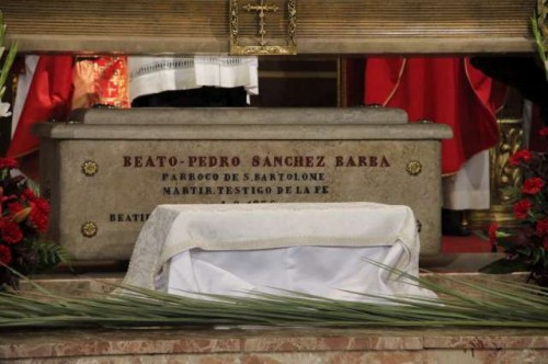Sarcófago donde se encuentran los restos del Beato Pedro Sánchez Barba en su parroquia murciana de San Bartolomé.