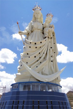 Monumento de 45m de altura en honor de la Virgen del Socavón inaugurado el pasado 1 de febrero de 2013 en Oruro, Bolivia.
