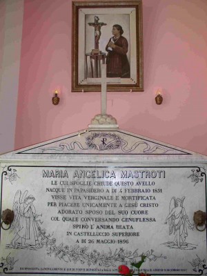 Sepulcro de la Sierva de Dios Angélica Mastroti. Cementerio de Castelluccio Superior, Calabria (Italia).