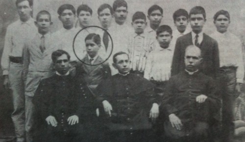 Fotografía del Santo con sus alumnos. El del circulo es Francisco Javier Nuño, obispo de San Juan de los Lagos.