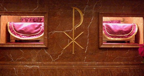Vista de las urnas que contienen los restos de las mártires bajo el altar mayor. Basílica de Santa Maria de Mataró, España.