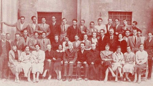 Fotografía del Beato (el quinto a la derecha de la fila superior, con una flecha sobre la cabeza) a los 18 años, con los compañeros del Liceo.