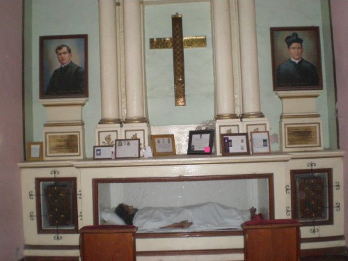 Sepulcro de San Jenaro Sánchez (izquierda) y reliquias de San Sabas Reyes (derecha). Cortesía de José Daniel Villafuerte.