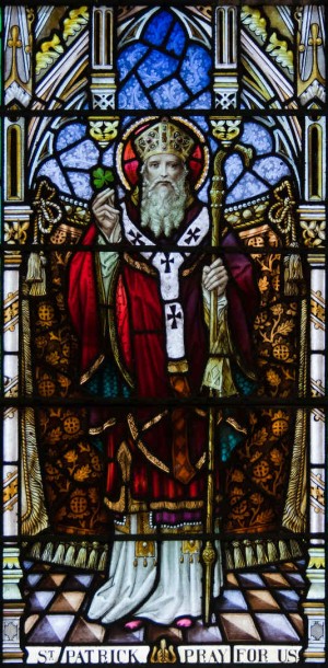 Vidriera del Santo. Iglesia de Nuestra Señora Stella Maris y San Patricio, Goleen, County Cork, Irlanda.