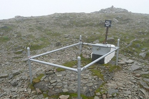 El punto más alto de Croagh Patrick (764 metros) está en el fondo. Lugar de peregrinación en Irlanda.