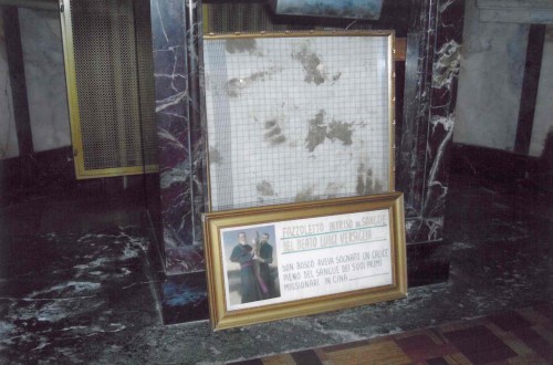 Paño salpicado con sangre de San Luis Versiglia. Basílica de Santa María Auxiliadora, Turín (Italia).