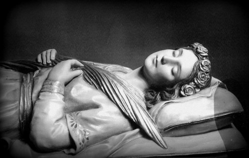 Detalle de la imagen yacente de Santa Teodora, mártir de las catacumbas anteriormente venerado en el convento de la Divina Providencia de Gràcia, Barcelona (España) y erróneamente confundida con Santa Teodora de Roma.